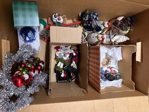 lot 382 image: Variety of Vintage Christmas Ornaments and Decorations