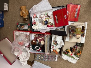 lot 385 image: Variety of Vintage Christmas Ornaments and Decorations