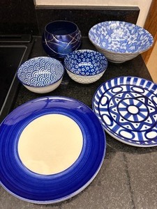 lot 264 image: Lot of Blue and White Serving Pieces