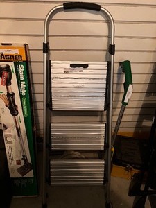 lot 466 image: Folding Step StoolLadder