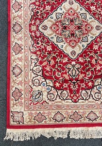 lot 4 image: BEAUTIFUL Vintage Hand Knotted Area Rug