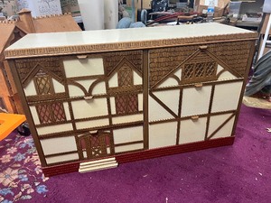 lot 19 image: Singer Dollhouse Furniture Dresser