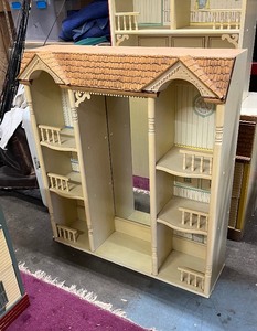 lot 22 image: Singer Dollhouse Furniture Dresser top  Shelf (No Dresser Included)
