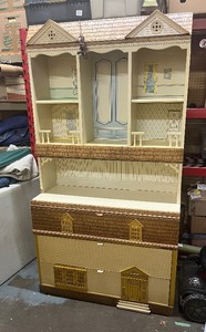 lot 23 image: Singer Dollhouse Furniture Dresser and Shelf