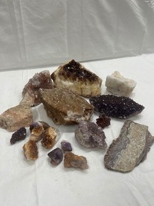 lot 28 image: WONDERFUL Rock Specimen Lot