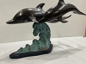 lot 32 image: LARGE Bronze Swimming Whales