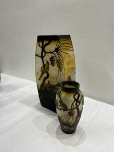 lot 58 image: Lot of 2 Contemporary Cameo Art Glass Vases