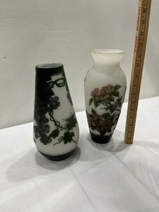 lot 59 image: Lot of 2 Contemporary Cameo Art Glass Vases