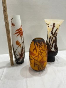 lot 37 image: Lot of 3 Contemporary Cameo Art Glass Vases
