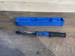 lot 8 image: Kobalt 38-in Drive Digital Torque Wrench (5-ft lb to 100-ft lb) GOOD AS NEW - RETAIL PRICE $179