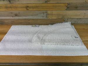 lot 128 image: Set of Thresholds Bath Mats-White