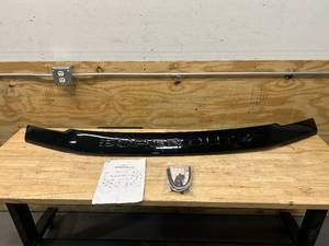 lot 72 image: FORD SUPER DUTY Bug Shield ET-273