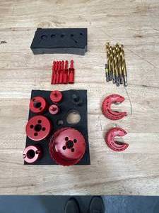 lot 35 image: MILWAUKEE Lot of Miscellaneous Hole Saws, Bits and Pipe Cutters
