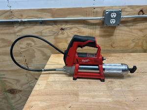 lot 39 image: MILWAUKEE M12 12V Lithium-Ion Cordless Grease Gun (Tool-Only)