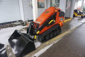 lot 2 image: 2023 Ditch Witch Model SK800 Mini Tracked Skid Loader Skid Steer