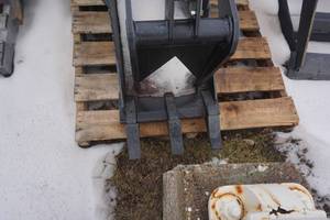 lot 23 image: Brand New Made In America Universal Mount Bobcat Skid Loader Skid Steer Stump Grapple Bucket