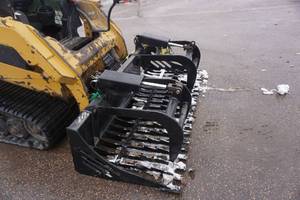 lot 22 image: Brand New Made In America Universal Mount Bobcat Skid Loader Skid Steer 78 Skeleton Grapple Bucket