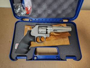 lot 15 image: Smith & Wesson Model 986 9mm Revolver - Padded Hardcase and Cable Gun Lock