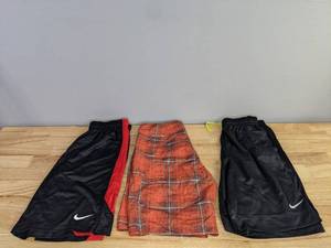 lot 83 image: Mens Columbia (1) and Nike Shorts Size Large (2) K