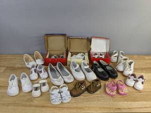 lot 109 image: (16) Pairs of ToddlerGirls Dress Shoes and Sandals (Assorted Sizes) K