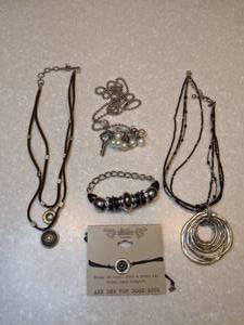 lot 416 image: Cute Necklaces and Bracelets P