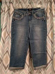 lot 425 image: Earl Jones Blue Jean Capris Studs and Lace on Back Pockets Womens Size 4P P