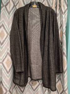 lot 433 image: Liz Lange Black and White Open Front Sweater Womens Size XL P