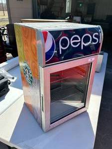 lot 19 image: Cold Masters CT200 Commercial Countertop Display Mini Soda Cooler Refrigerator