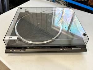 lot 41 image: Technics SL-BD22 Turntable