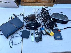 lot 46 image: Variety Lot of Electronics