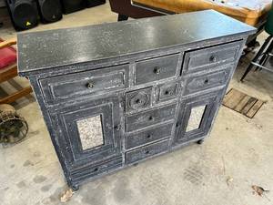 lot 55 image: Hekman Furniture Rustic Dresser