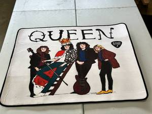 lot 101 image: 45 x 31 Queen Bandmembers Soft Plush Indoor Mat