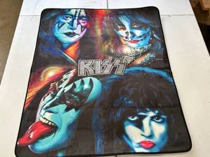lot 102 image: 39 x 45 KISS Soft Plush Indoor Mat