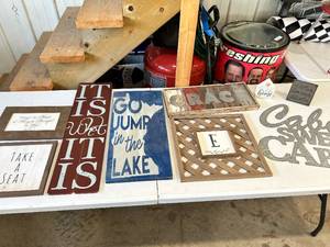 lot 123 image: Big Variety Lot of Wall Decor