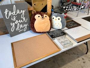lot 124 image: Variety Lot of Home Decor