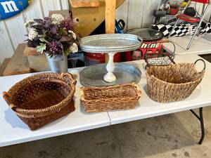 lot 125 image: Variety Lot of Home Decor & Baskets