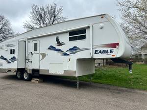 lot 2 image: 2006 Jayco Eagle Series 291 RLTS 33 Fifth Wheel Travel Trailer - NO RESERVE -
