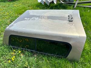 lot 8 image: Small Box Truck Topper