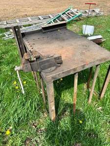 lot 17 image: Welding Table with Vise