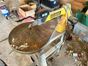 lot 39 image: DeWALT DW788 20 Scroll Saw - Fully Functional - Includes Bench & Seat -