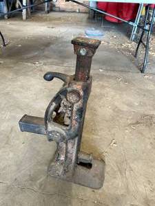 lot 108 image: Original DUFF Cast Iron House Jack