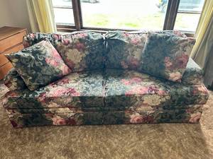lot 179 image: 84 Couch