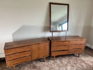 lot 180 image: Vintage Dresser & Mirror Set - See Pictures Mid-century Modern