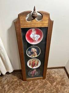 lot 212 image: Marilyn Monroe Collectible Vintage Porcelain Plate Set in Display