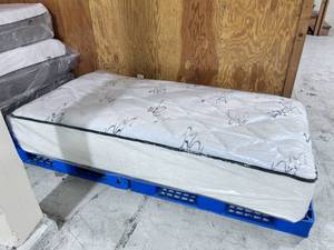 lot 19 image: Sound Sleep 13 Plush Twin Mattress