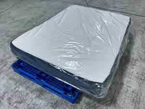 lot 5 image: 11 Hybrid Queen Mattress