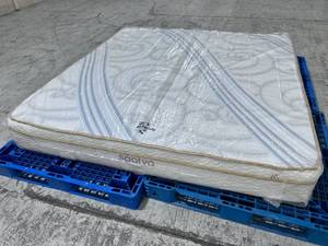 lot 4 image: Saatva Classic King Mattress