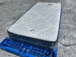 lot 21 image: 9 Medium-Firm Cooling Gel Top Innerspring Twin Mattress