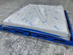 lot 28 image: iCool Sleep Systems Gel Memory Foam King Mattress