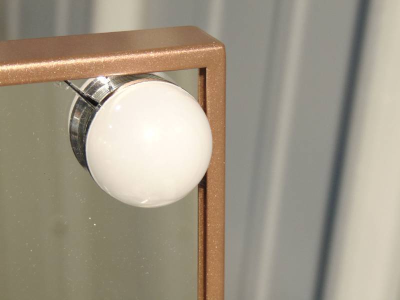 lot 54 image: Lighted Vanity Mirror Cracked Around 1 Light See Photos